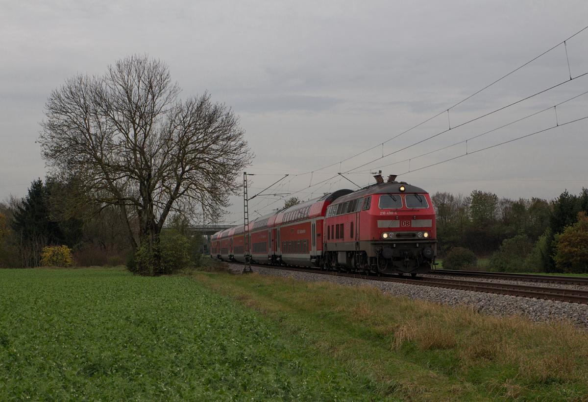Die ehemalige Frankfurter 218 498-4 war am 25.10.14 mit einem Doppelstockzug nach Mühldorf bei Heimstetten unterwegs.