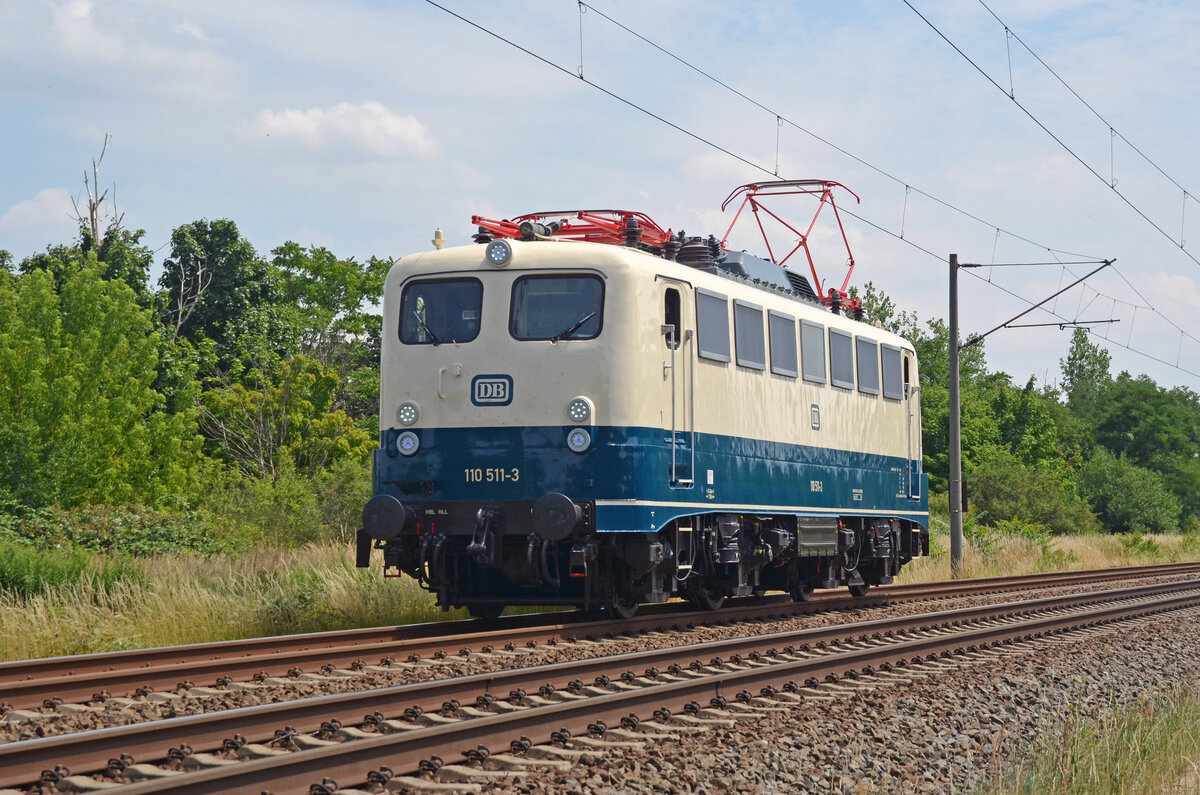 Die ehemalige Gewährleistungslok 110 511 des AW Dessau wurde mittlerweile von der Press erworben. Am 30.06.22 rollt die frisch lackierte Kasten-Zehner auf Probefahrt durch Greppin Richtung Dessau zurück ins Aw.