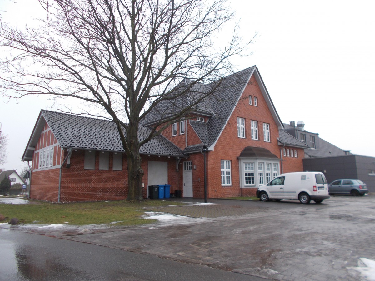 Die ehemalige Gleisseite und das ehemalige Bahnhofsgebäude von Zingst am 24.Januar 2016.