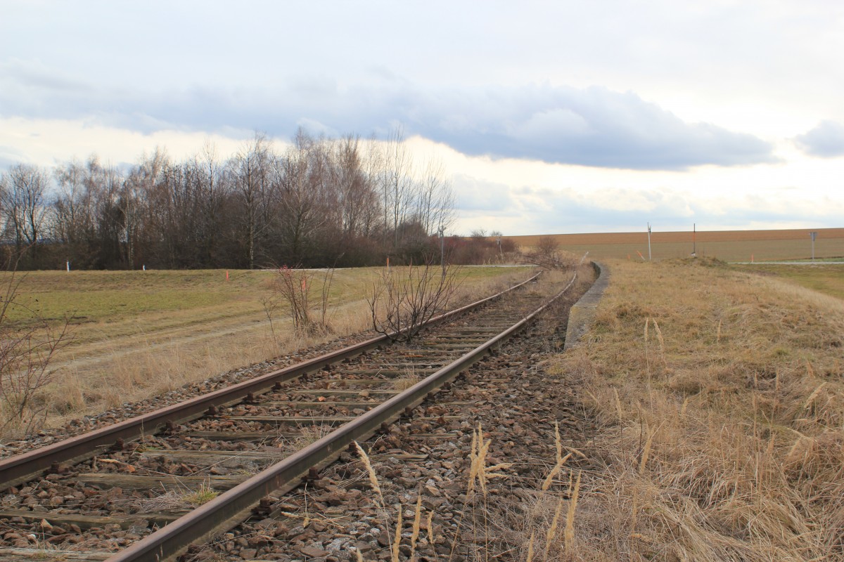 Die ehemalige Haltestelle Missingdorf bei Km 14,7 an der Bahnstrecke Zellerndorf Sigmundsherberg. Die gesamte Strecke ist seit 1990 stillgelegt. Der Abschnitt Sigmundsherberg(Km 19,8) -Pulkau (Km 10,9) wurde 2003 von Gestrüpp für Testfahrten freigelegt und das letzte Mal befahren, Feb. 2014