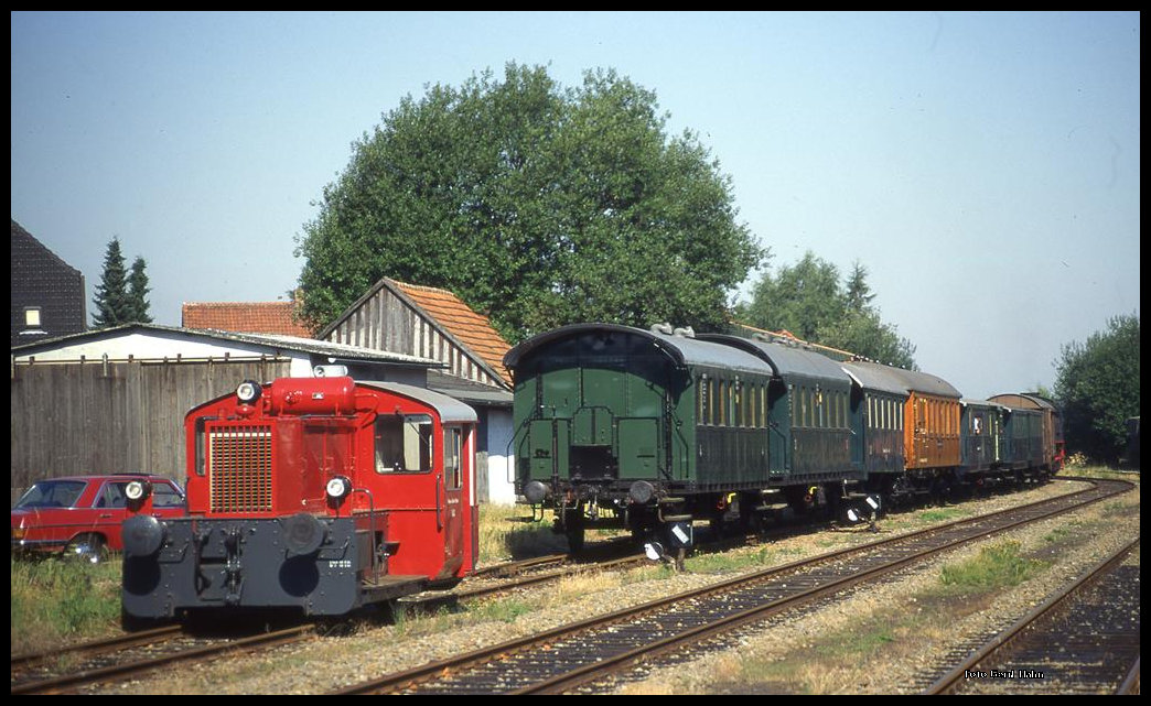 Die ehemalige Köf V 4 der Miele Werke stellte am 30.7.1995 im Dienst der Museums Eisenbahn Minden den Personenzug für die Dampfzugfahrten im Bahnhof Preußisch Oldendorf bereit.