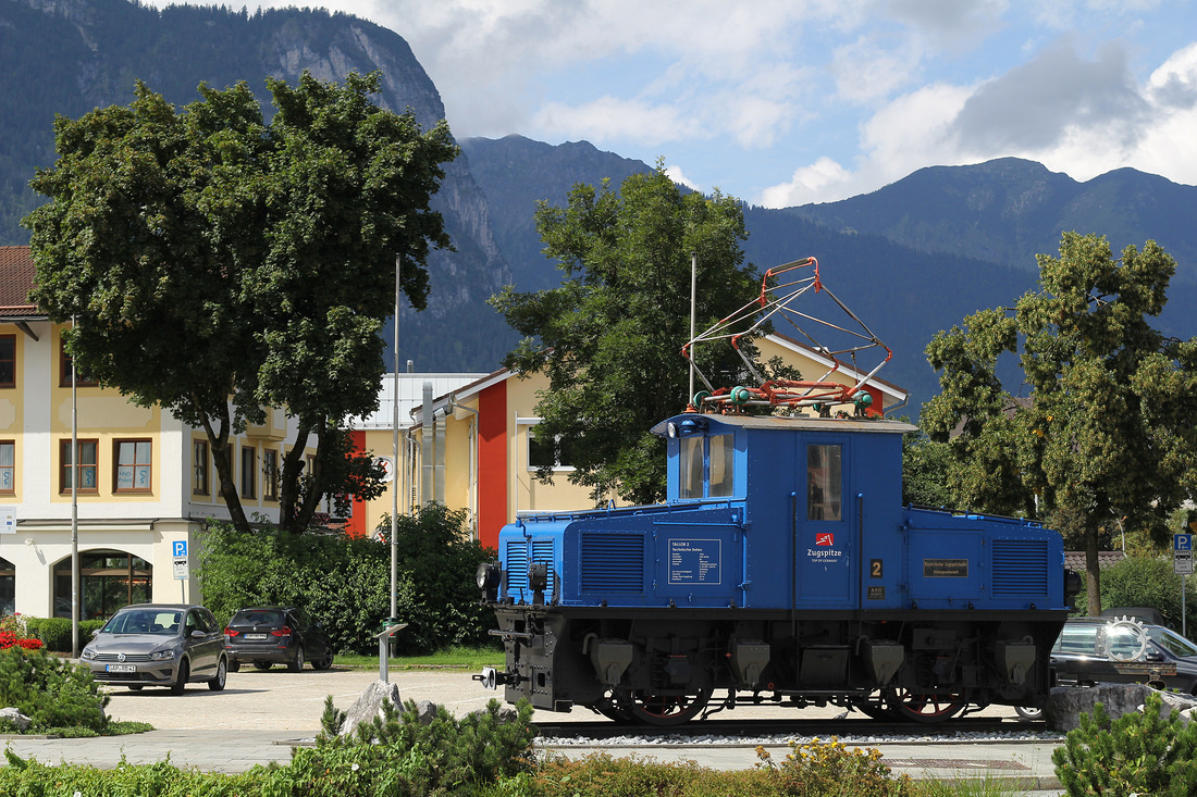 Die ehemalige Lok 2 der Bayerischen Zugspitzbahn steht mittlerweile als Denkmal auf dem Rathausplatz in Garmisch-Partenkirchen.