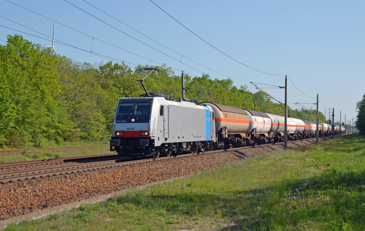 Die ehemalige Lokomotion-Lok 186 287 führte am 19.05.19 einen Kesselwagenzug auf dem Gegengleis durch Burgkemnitz Richtung Bitterfeld.