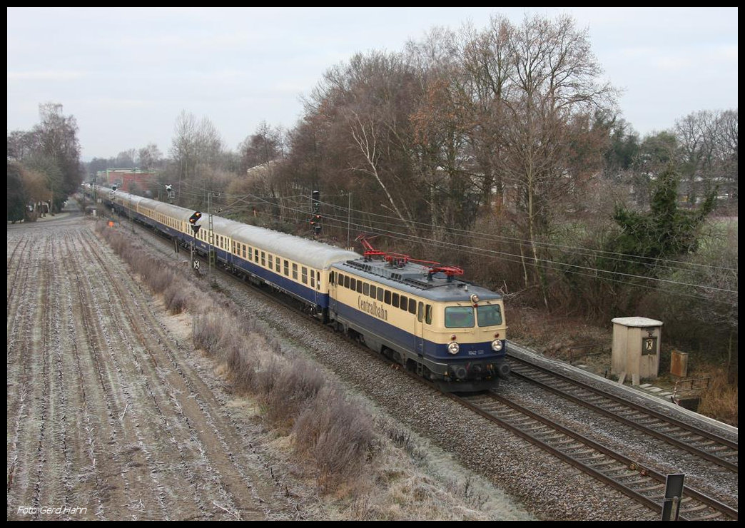 Die ehemalige ÖBB Elektrolok 1042.520 war Zuglok für den langen Centralbahn Sonderzug am 3.12.2016 nach Hamburg. Um 9.25 Uhr erreichte der Zug hier in Hellern den Stadtrand von Osnabrück.
