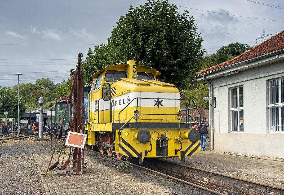 Die ehemalige Opel-Lok 5 steht mit der Schwesterlok V1 der Hespertalbahn zu den Museumstagen im Eisenbahnmuseum Bochum-Dahlhausen (17.09.2022)