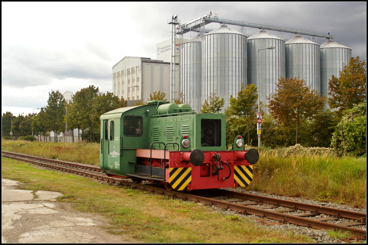 Die ehemalige Rangierlok 1 des VEB Heizölvertrieb Magdeburg wurde während des Familienfest am 09.09.2017 der Eisenbahnfreunde Magdeburg e.V. am Wissenschaftshafen zu Führerstandsmitfahrten genutzt, was trotz des mäßigen Wetters Zuspruch fand