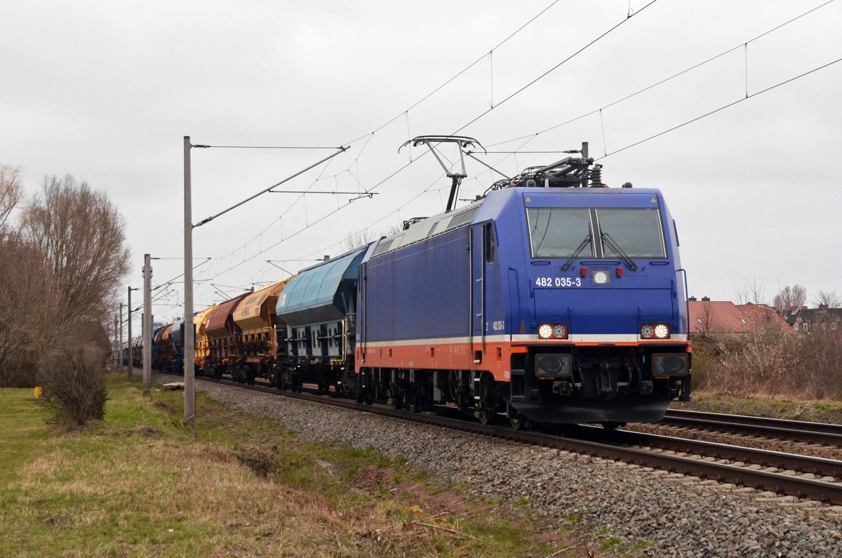 Die ehemalige SBB-Cargo-Lok 482 035 hat ihre neue Heimat bei raildox gefunden. Im Farbkleid von raildox aber noch ohne Logo schleppte sie am 21.03.21 einen Schwenkdachwagenzug durch Greppin Richtung Bitterfeld.