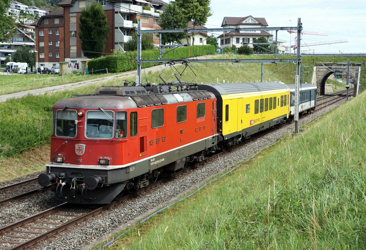 Die ehemalige Swiss-Express-Lokomotive Re 4/4 II 11112,
die als erste von diesen acht Lokomotiven den roten Anstrich erhalten hat.
SBB Re 420 112-5 mit einem Messzug bei Wauwil unterwegs am 27. August 2020.
Foto: Walter Ruetsch