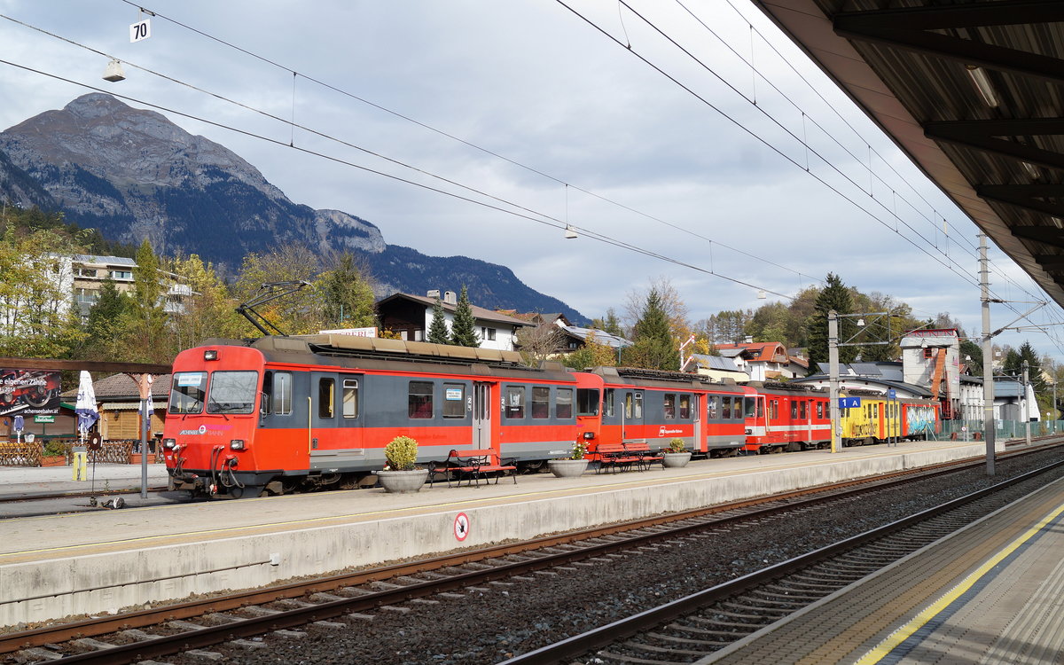 Die ehemaligen Appenzeller Fahrzeuge warten am Achenseebahnsteig in Jenbach auf ihr weiteres Schicksal. Interessant dabei ist, dass das erste hier ersichtliche Fahrzeug bereits die Achenseebahn-Aufschrift trägt, während die anderen noch den ursprünglichen Appenzeller-Bahnen-Lack tragen. Weiteres Kuriosum: Der erste Wagen ist bereits mit  Achensee-Express  beschildert, obwohl die Strecke noch nicht einmal befahrbar ist. Es bleibt abzuwarten, wann und ob diese Schweizer Triebwagen tatsächlich die Strecke Jenbach - Maurach am Achensee befahren werden. Bahnhof Jenbach, 02.11.2019 zur Mittagszeit.