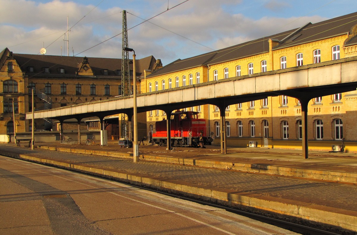 Die ehemaligen Postverladebahnsteige mit der abgestellten Railion 362 596-9, am 20.02.2014 in Halle (S) Hbf.