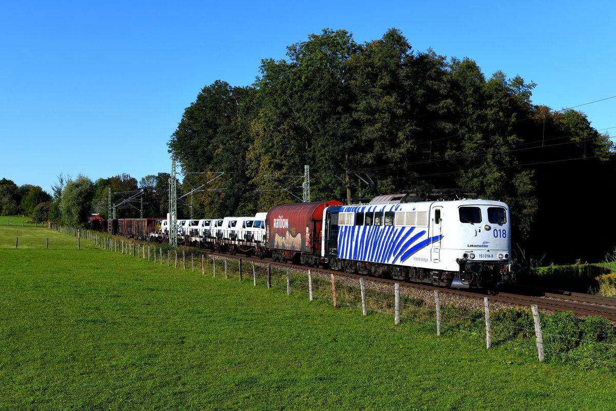 Die ehemaligen Schrottzüge nach Italien haben sich hin zu gemischten Güterzügen entwickelt. Nun werden auch Stahl, Neuwagen oder nässeempfindliche Güter mit ihnen transportiert. Am 27. September 2018 konnte ich 151 018 mit dem DGS 44129 am Bü Vogl fotografieren. 