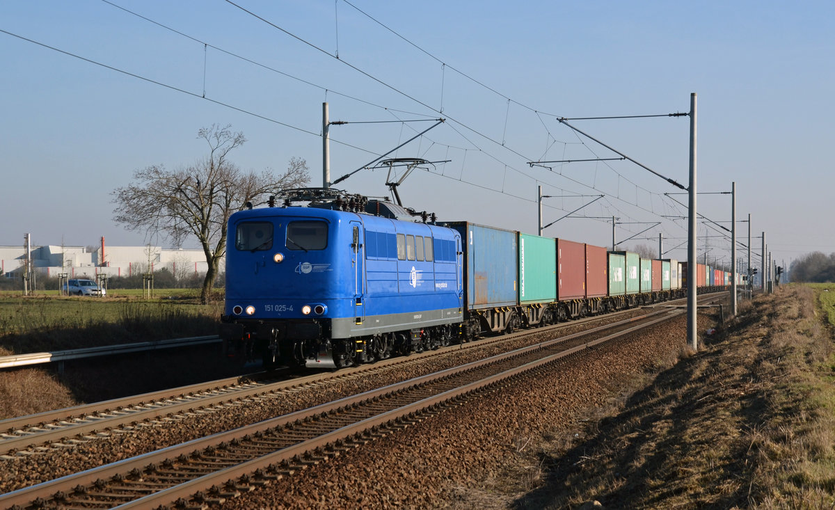 Die ehemals bei der RBH eingesetzte 151 025 hat nun bei der EGP ein neues Zuhause gefunden. Am 15.02.17 schleppte sie im neuen Look einen Containerzug durch Rodleben Richtung Magdeburg. 