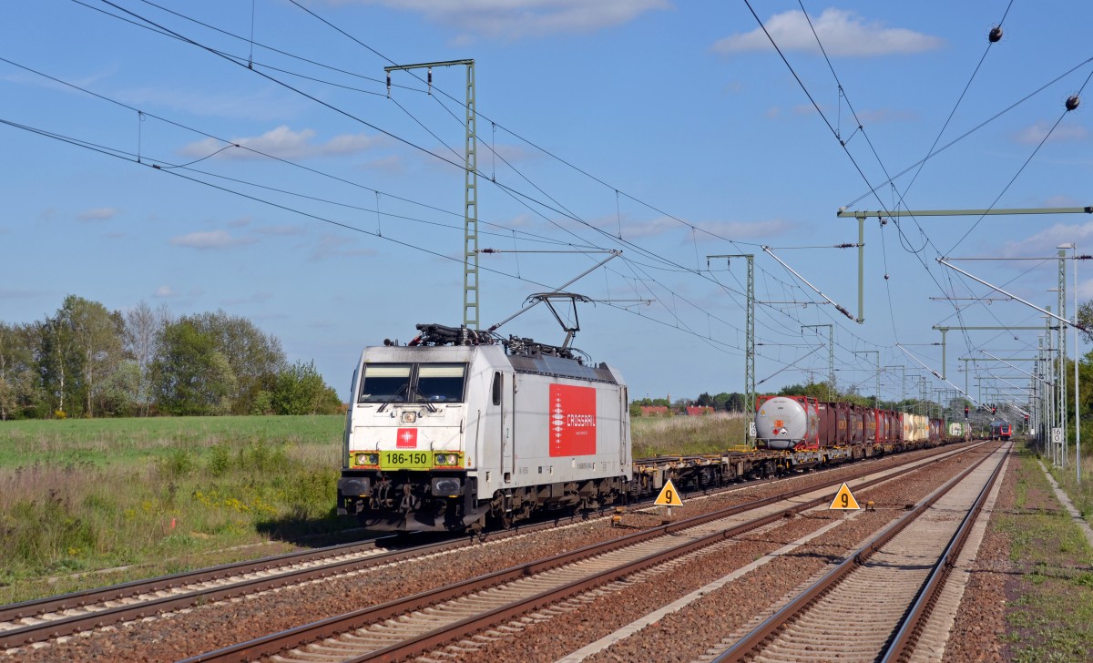 Die ehemals zu Captrain gehörende 186 150 fährt mittlerweile für das Unternehmen Crossrail. Mit einem Containerzug am Haken durchfährt sie am 10.05.15 Rodleben Richtung Magdeburg. 