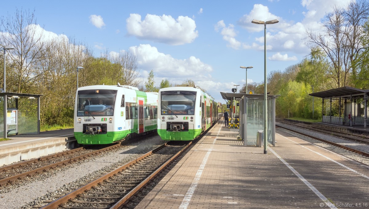 Die EiB-RegioShuttles 017 und 023 kreuzten am 4.5.16 in Ebenhausen. Auf Gleis 1 am rechten Bildrand halten seit 2009 keine Züge mehr, daher müssen alle Fahrgäste immer durch die Unterführung. Und die hat weder Rampen noch Aufzüge...  