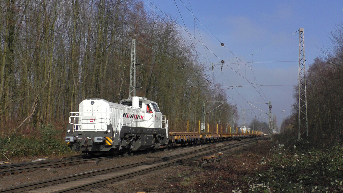 Die Eiffage Rail 4185 013-4 dieselt am 26.02.2022 mit einem leeren Schienenzug durch Bochum-Riemke.
