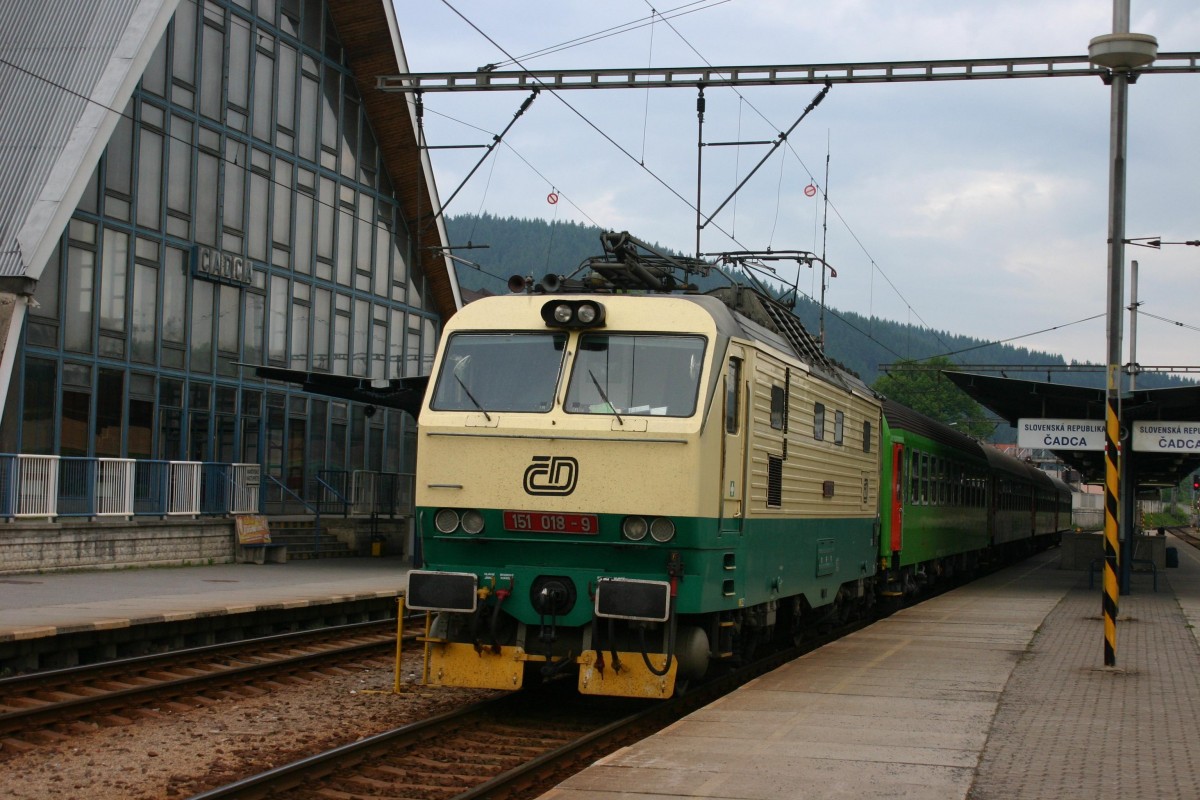 Die eigentlich fr hherwertige Dienste vorgesehene CD 151018 bespannt am 3.6.2005 einen Os im Bahnhof Cadca in der Slowakei.