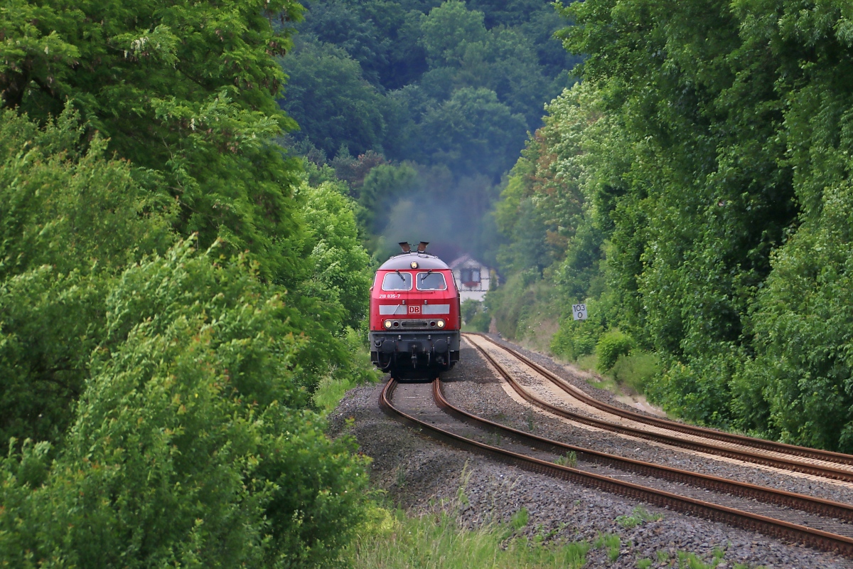 Die eigentlich in Hannover stationierte 218 835-7 hatte am 06.06.2017 den Auftrag, den ICE 3 (403 033) zu seiner offiziellen Zugtaufe von Kreiensen nach Goslar zu ziehen. Hier bei Orxhausen in Fahrtrichtung Bad Gandersheim.