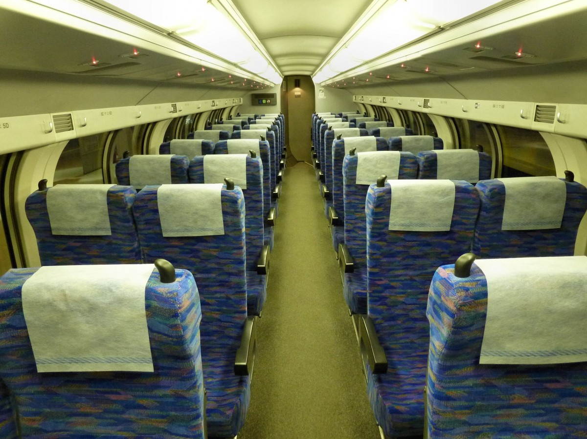 Die Eilzüge Serie 217 von innen: Diese Züge führen zwei Doppelstock- Green Car -Wagen mit sich mit obligatorischer Platzreservation. Wer weite Strecken pendeln muss, weiss diese Wagen zu schätzen. Bild im Oberdeck des Wagens SARO 216-33, 11.November 2011. 