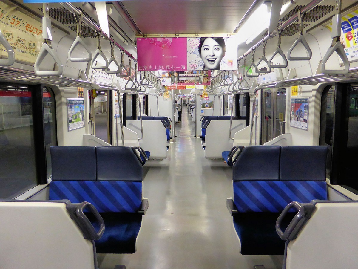 Die Eilzüge Serie 217 von innen: Wagen am östlichen Ende des Zuges haben Sitzgruppen; diese werden von Fahrgästen, die weitere Distanzen zurücklegen wollen, bevorzugt. Bild im Wagen KUHA 217-12, 30.Oktober 2013. 