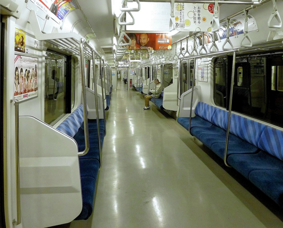 Die Eilzüge Serie 217 von innen: Ein Teil der Wagen ist gleich gestaltet wie die S-Bahnen für den Innerstadtverkehr, also mit Längssitzen und viel Platz für stehende Fahrgäste (leider geht es nicht anders). Die Uebersichtlichkeit - und damit auch ein gewisses Sicherheitsgefühl - ist vorbildlich. Bild im Wagen MOHA 216-2086, 11.November 2011.    