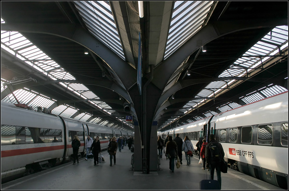 Die Einen kommen, die Anderen gehen -

Zürich Hauptbahnhof. 

09.03.2008 (M)