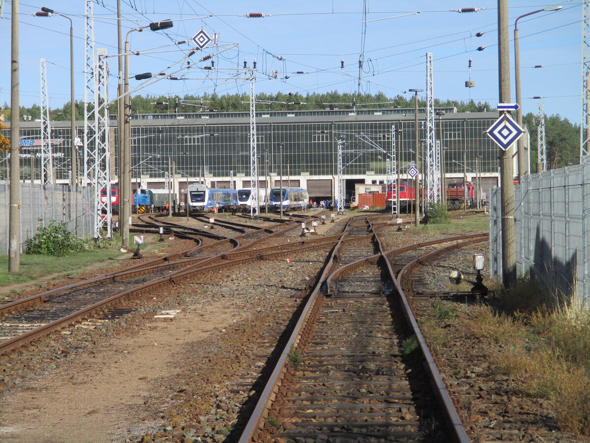 Die Einfahrt in das OMB Werk Neustrelitz,von einem �berweg ausgesehen,am 13.Oktober 2026.