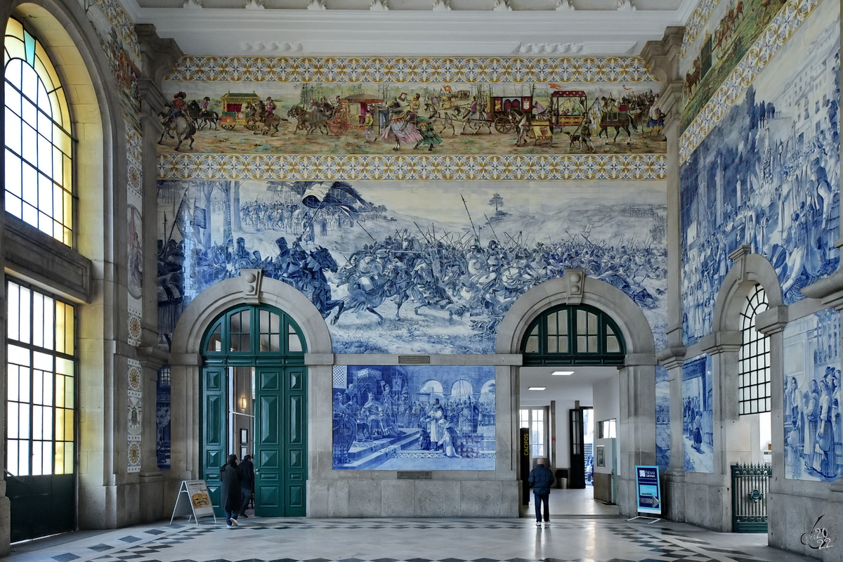 Die Eingangshalle des Bahnhof São Bento ist mit Fliesenbildern reich verziert. (Januar 2017)