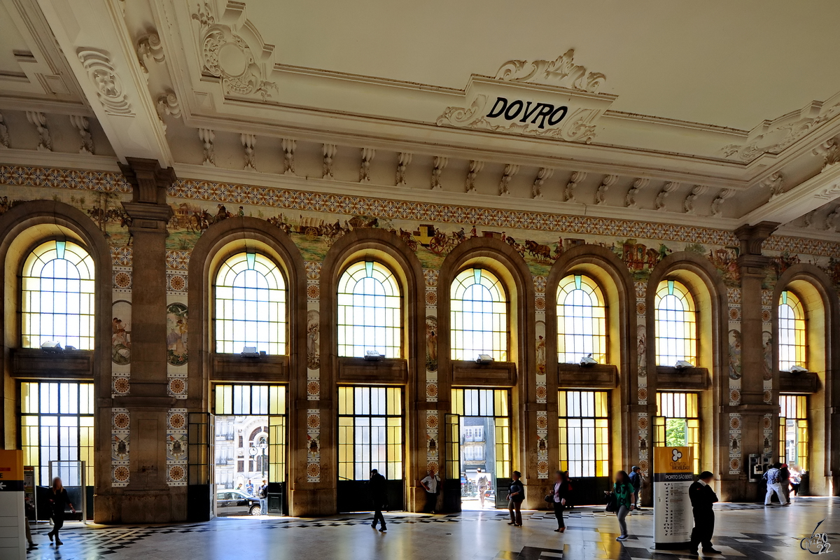Die Eingangshalle des Bahnhof São Bento, so gesehen Ende März 2013 in Porto.