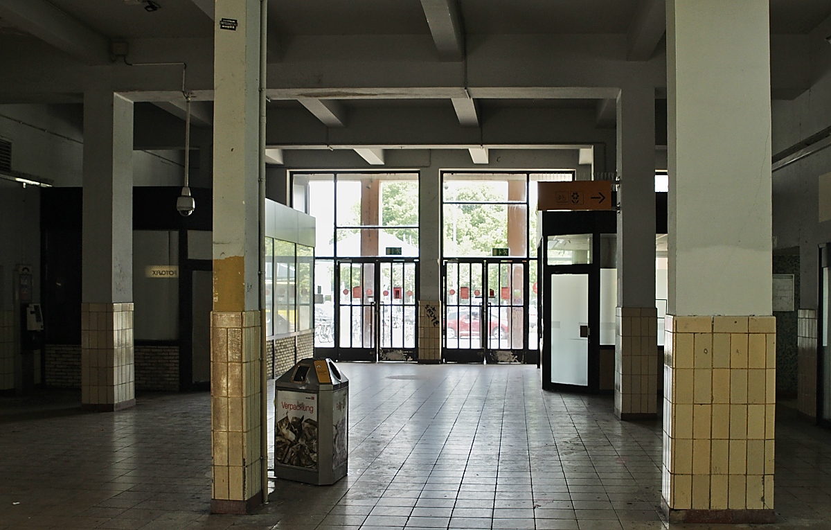 Die Eingangshalle des Hauptbahnhofes Rheydt am 09.06.2021. Hier ist nichts mehr geöffnet...