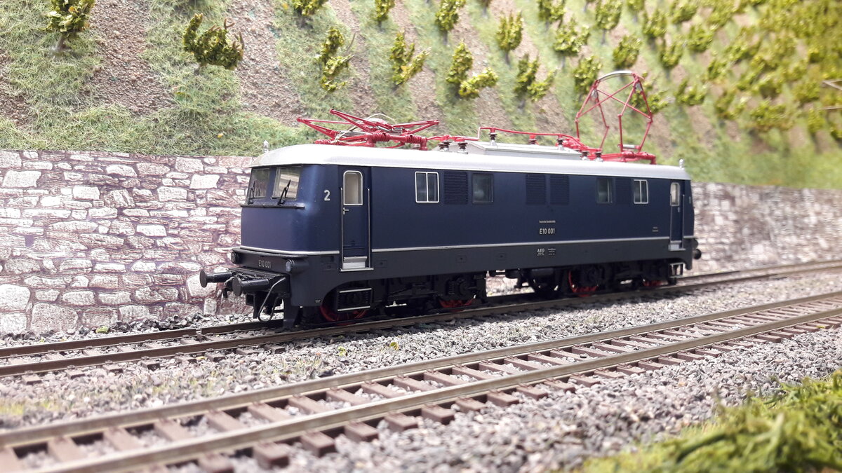 Die Einheitslok der DB, die E10. 1950 wurde die Planung in Auftrag gegeben, 1952 die erste ausgeliefert. es gab 5 Vorserienloks, E10 001-5 . 001 hatte noch ein ganz anderes Aussehen .
002-005 waren äußerlich fast Baugleich, außer 002, die hatte 3 gleiche Frontfenster. Die Serienloks bekamen letztendlich das heutige Aussehen, ebenso wie die Baureihen E40 / E41 und die E50 , welche ja auch zu den Einheitsloks zählen. Die E10 veränderte ab 288 Ihr Aussehen in die heutige Bügelfalte.
Ich werde Euch mal soweit mein Bestand reicht, alle Variationen aufführen. Hier nun die Ur-E10  E10 001 , Modell Liliput L132520  DC digital