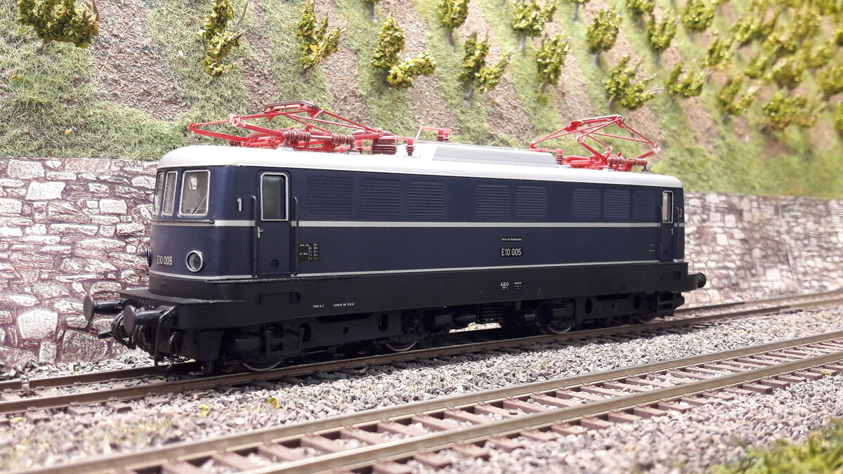 Die Einheitslok der DB, die E10. 1950 wurde die Planung in Auftrag gegeben, 1952 die erste ausgeliefert. es gab 5 Vorserienloks, E10 001-5 . 001 hatte noch ein ganz anderes Aussehen . 002-005 waren äußerlich fast Baugleich, außer 002, die hatte 3 gleiche Frontfenster. Die Serienloks bekamen letztendlich das heutige Aussehen, ebenso wie die Baureihen E40 / E41 und die E50 , welche ja auch zu den Einheitsloks zählen. Die E10 veränderte ab 288 Ihr Aussehen in die heutige Bügelfalte. Ich werde Euch mal soweit mein Bestand reicht, alle Variationen aufführen
Hier nun die E10 005 markant noch der silberne Mittelstreifen, Top Modell von Lima HL2007 , DC digital