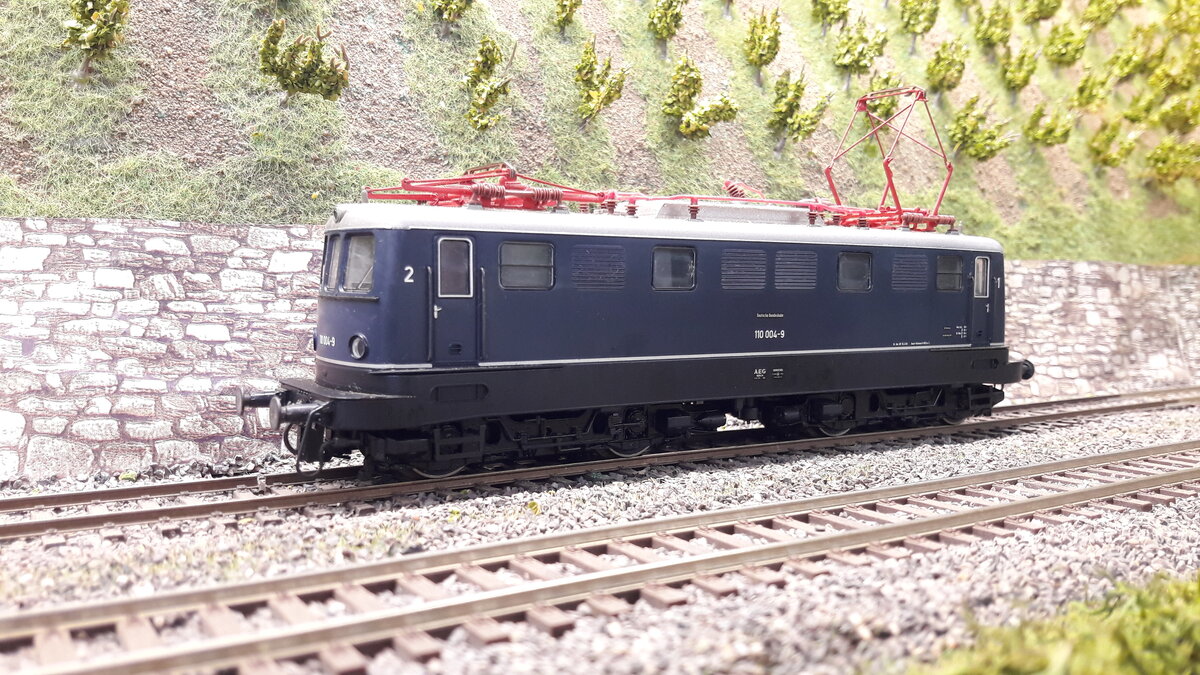 Die Einheitslok der DB, die E10. 1950 wurde die Planung in Auftrag gegeben, 1952 die erste ausgeliefert. es gab 5 Vorserienloks, E10 001-5 . 001 hatte noch ein ganz anderes Aussehen . 002-005 waren äußerlich fast Baugleich, außer 002, die hatte 3 gleiche Frontfenster. Die Serienloks bekamen letztendlich das heutige Aussehen, ebenso wie die Baureihen E40 / E41 und die E50 , welche ja auch zu den Einheitsloks zählen. Die E10 veränderte ab 288 Ihr Aussehen in die heutige Bügelfalte. Ich werde Euch mal soweit mein Bestand reicht, alle Variationen aufführen.
Hier die E10 004 aber schon als 110 004-9, der silberne Streifen ist nun entfallen, Top Modell Lima HL 2003 DC digital