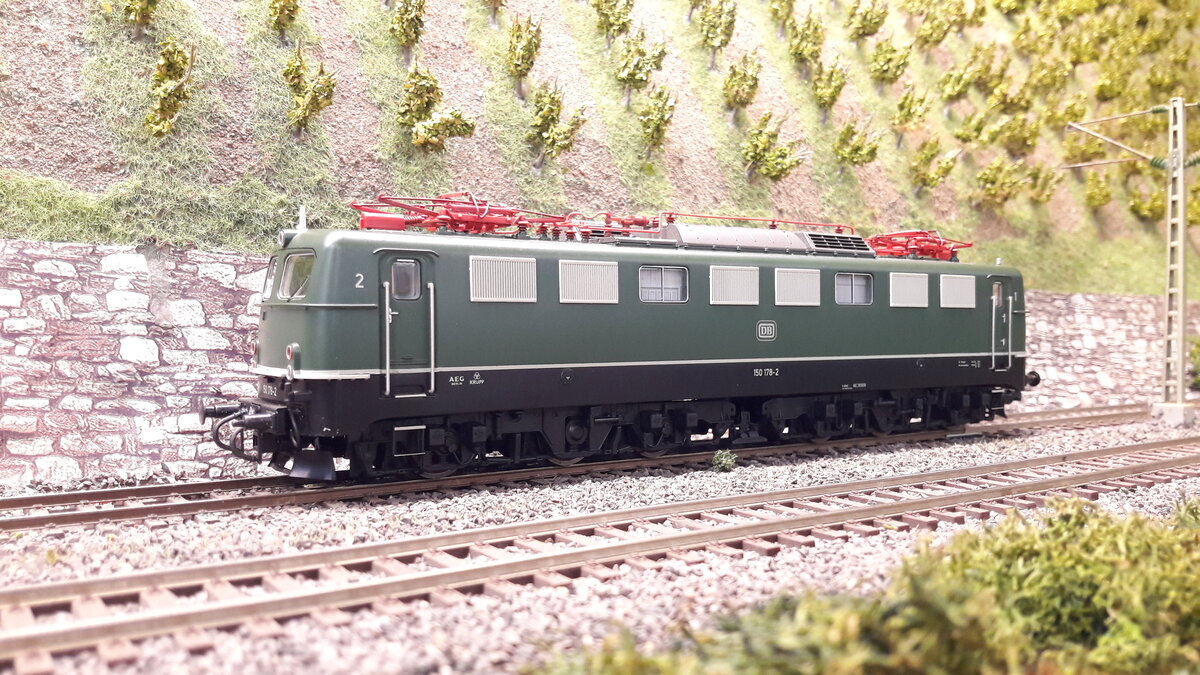 Die Einheitslok der DB, die E10. 1950 wurde die Planung in Auftrag gegeben, 1952 die erste ausgeliefert. es gab 5 Vorserienloks, E10 001-5 . 001 hatte noch ein ganz anderes Aussehen . 002-005 waren äußerlich fast Baugleich, außer 002, die hatte 3 gleiche Frontfenster. Die Serienloks bekamen letztendlich das heutige Aussehen, ebenso wie die Baureihen E40 / E41 und die E50 , welche ja auch zu den Einheitsloks zählen. Die E10 veränderte ab 288 Ihr Aussehen in die heutige Bügelfalte. Ich werde Euch mal soweit mein Bestand reicht, alle Variationen aufführen. Hier nun die Einheitslok als 6 achsige schwere Güterzuglok 150 178-2, keine Regenrinne, Klatte Lüfter aber alte Maschinenraumfenster, hier wieder eine Griffstange vorne, Doppellampen  . Modell Piko 51640 DC digital