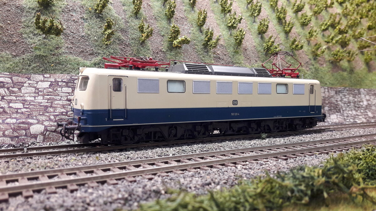 Die Einheitslok der DB, die E10. 1950 wurde die Planung in Auftrag gegeben, 1952 die erste ausgeliefert. es gab 5 Vorserienloks, E10 001-5 . 001 hatte noch ein ganz anderes Aussehen . 002-005 waren äußerlich fast Baugleich, außer 002, die hatte 3 gleiche Frontfenster. Die Serienloks bekamen letztendlich das heutige Aussehen, ebenso wie die Baureihen E40 / E41 und die E50 , welche ja auch zu den Einheitsloks zählen. Die E10 veränderte ab 288 Ihr Aussehen in die heutige Bügelfalte. Ich werde Euch mal soweit mein Bestand reicht, alle Variationen aufführen. Hier nun die Einheitslok als 6 achsige schwere Güterzuglok 150 120-4, Variante in Ozeanblau/Beige ,keine Regenrinne, Klatte Lüfter alte Maschinenraumfenster jedoch nicht geteilt, keine Griffstange vorne, Doppellampen . Modell Roco 62425 DC digital