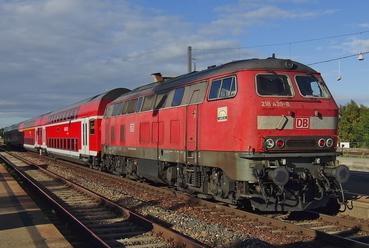 Die von den Einsätzen gezeichnete 218 439-8 hat mit dem IRE 63381 von Stuttgart nach Aulendorf am 02.09.2013 den Zielbahnhof erreicht. Nach einigen Minuten Aufenthalt beginnt für 218 439-8 die Fahrt als IRE 63386 nach Stuttgart. Da im September das Gleis zwischen Niederbiegen und Ravensburg erneuert wurde und dadurch die Strecke zwischen Aulendorf und Ravensburg gesperrt war, endeten alle Züge von Stuttgart bzw. Ulm nach Lindau in Aulendorf und begannen die Fahrten in Aulendorf.