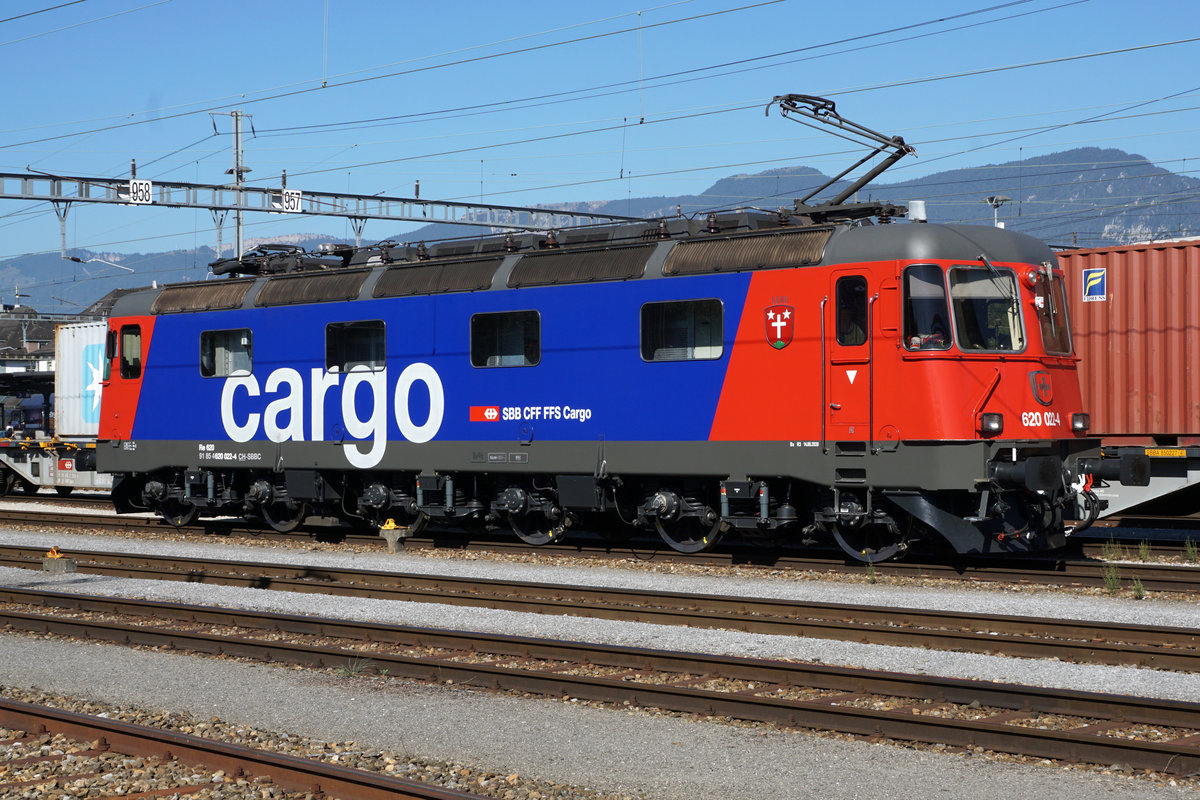 Die einst stolzen SLM, BBC, SAAS Gotthardlokomotiven aus den Jahren 1975 bis 1980 haben noch lange Zeit nicht ausgedient.
Laufend verlassen noch Refit 3 Re 620 das SBB Industriewerk Bellinzona in einem top Zustand.
Bei den Neusten handelt es sich um die Re 620 024-0  ROTHRIST  sowie die Re 620 022-4  SUHR .
Re 620 022-4 im Güterbahnhof Solothurn am 8. September 2020.
Foto: Walter Ruetsch 