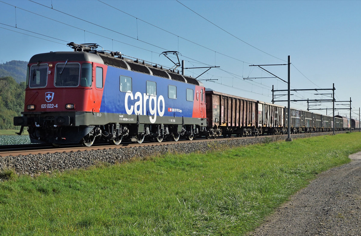 Die einst stolzen SLM, BBC, SAAS Gotthardlokomotiven aus den Jahren 1975 bis 1980 haben noch lange Zeit nicht ausgedient.
Laufend verlassen noch Refit 3 Re 620 das SBB Industriewerk Bellinzona in einem top Zustand.
Bei den Neusten handelt es sich um die Re 620 024-0  ROTHRIST  sowie die Re 620 022-4  SUHR .
Re 620 022-4 zwischen Oberbuchsiten und Oensingen am 8. September 2020.
Foto: Walter Ruetsch 