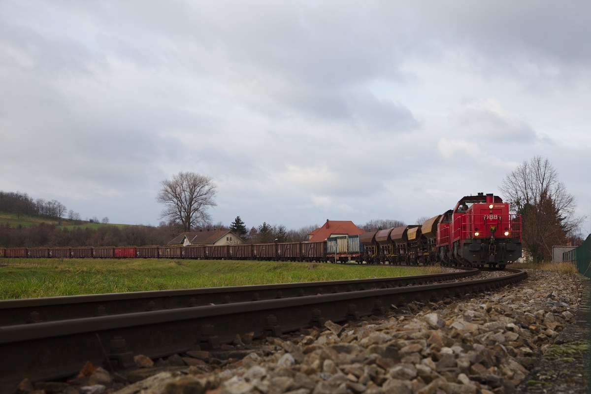 Die Einstellung der Strecke Mistelbach-Hohenau hätte mit Fahrplanwechsel 2014/2015 passieren sollen, wurde aber glücklicher Weise um ein Jahr verschoben. Zu sehen ist hier ein imposanter Güterzug im Hauskirchen (08.12.2014)