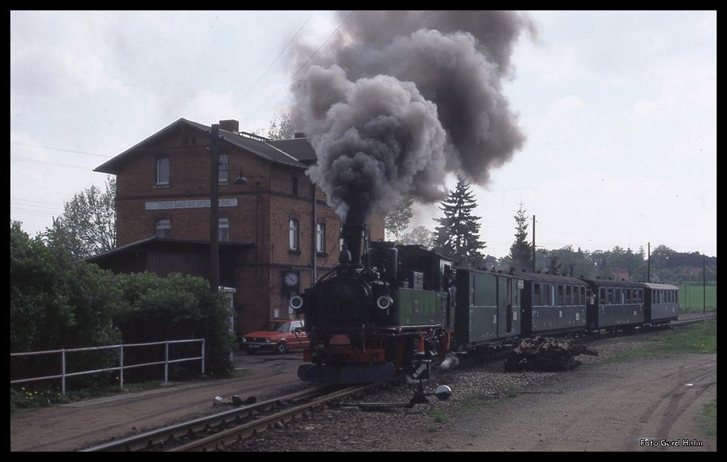 Die einstige sächsische IV K Nr. 132 verläßt am 17.5.1996 mit dem Personenzug nach Radebeul den Bahnhof Friedewald.