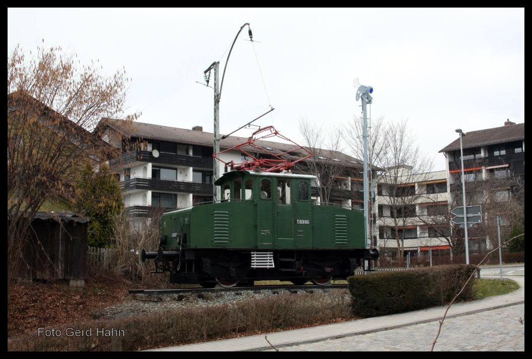 Die einstige Streckenlok E 6904 auf der Ammergaubahn zwischen Murnau und Oberammergau hat heute einen würdigen Standort gegenüber des Bahnhofs Murnau gefunden. Die Aufnahme entstand am 23.3.2015.