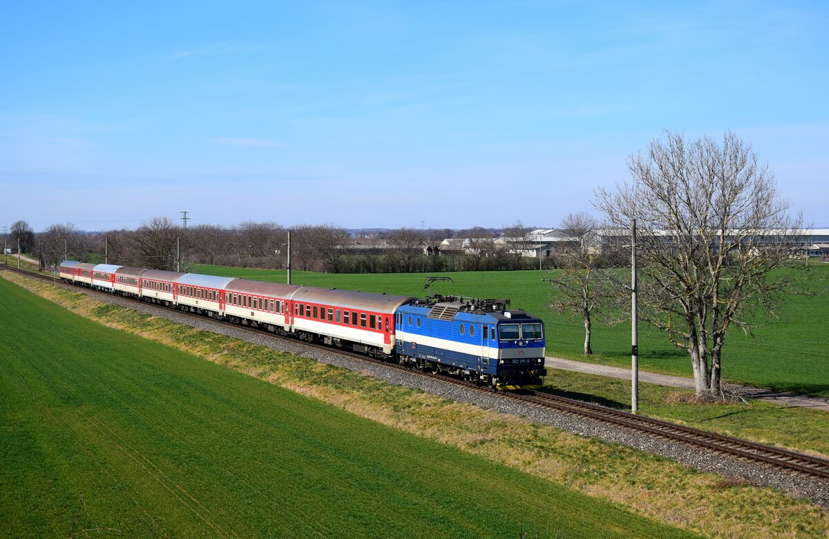 Die einzigartige farbige Lokomotive der ZSSK 362 011 mit dem R835  Urpín  ist auf dem Weg von Bratislava hl.s. nach Banská Bystrica kurz nach Hst. Radava.
12.03.2023.
