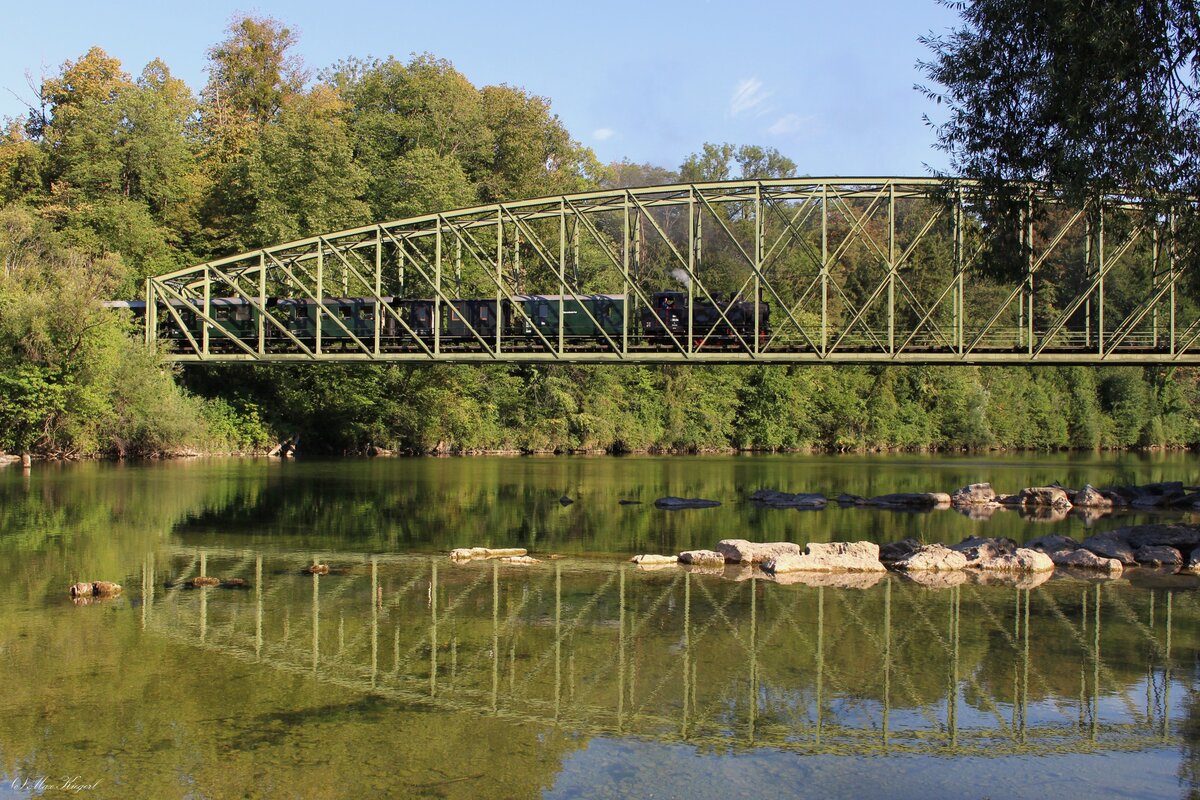 Die einzige Br�cke �ber die Steyr der Steyrtalbahn zwischen Garsten und Klaus befindet sich kurz vor der Haltestelle Waldneukirchen. 
Die 498.04 �berquert die 80m lange Stahlgitterbr�cke am 25.7.2026 mit einem kurzen Personenzug von Steyr Lokalbahnhof nach Gr�nburg.
Eine zweite �berquerung der Steyr gab es bei Pergern auf der 1967 eingestellten Stichstrecke nach Sierning. 