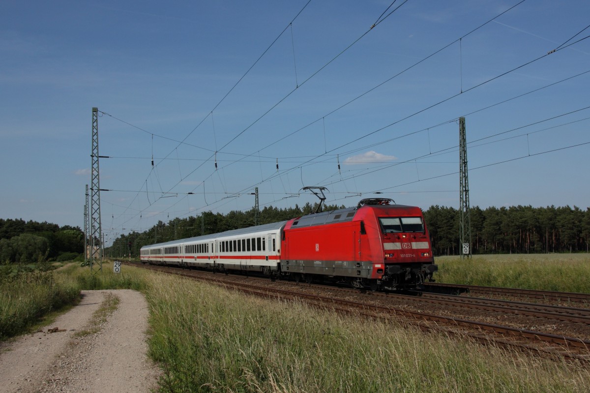 Die einzige Fernverkehrsverbindung auf der KBS 305 zwischen Magdeburg und Wittenberge ist das IC-Zugpaar IC 2238/2239  Warnow . Mit modellbahngerechter Länge ist hier am 07.06.2014 der IC 2239 (Warnemünde - Leipzig) mit 101 012-4 in Angern-Rogätz zu sehen. Der nächste Halt des Zuges ist Magdeburg Hbf.   