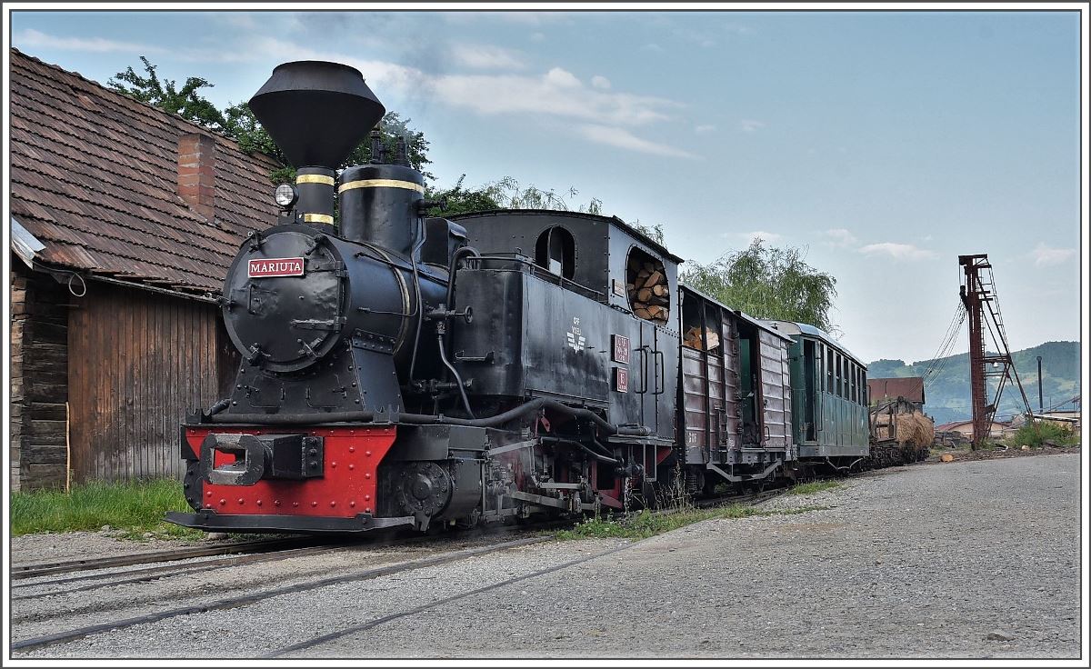 Die einzige Orenstein&Koppel Lok der Wassertalbahn 764.211  Mariuta  bespannt den Extrazug nach Faina und zurück. Viseu de Sus. (13.06.2017)