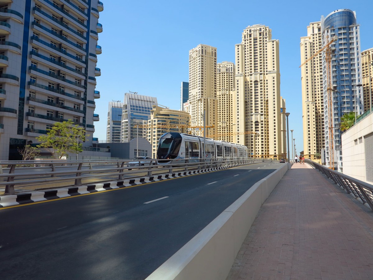 die einzige Strassenbahn von Dubai verkehrt im Quartier Jumeirah und gehört zum Dubai Metro System. 14.3.2015