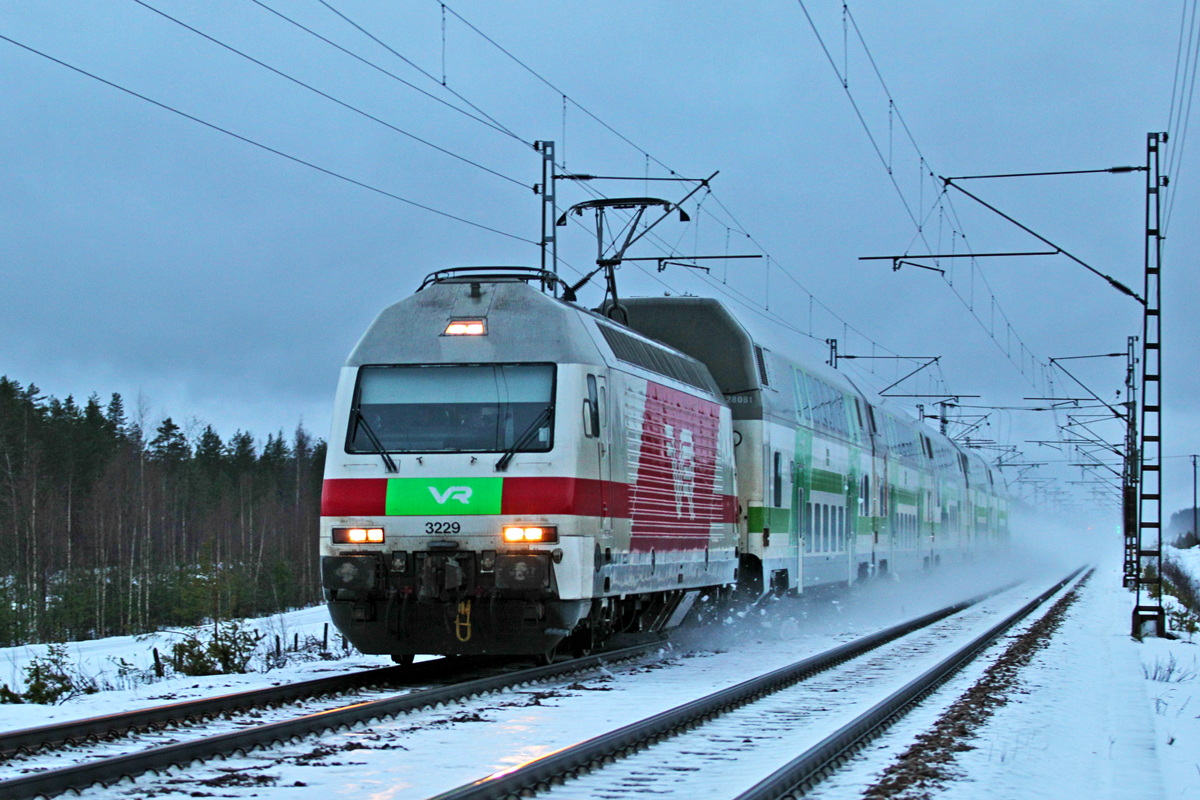 Die Eisbrecher Sr 2 3229 braust zur blauen Stunde mit dem Ic 109 bei Luumäki vorüber.Bild vom 27.1.2016