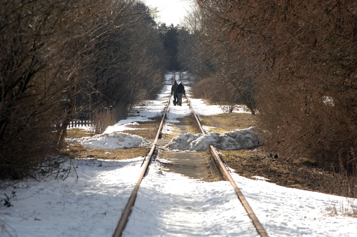 Die Eisenbahn vom Bahnhof Woyens (Vojens) nach Fliegerhorst Hadersleben (Skrydstrup) wurde von der deutschen Besatzungsmacht während des 2. Weltkrieges angelegt. Aufnahmedatum: 4. März 2013.