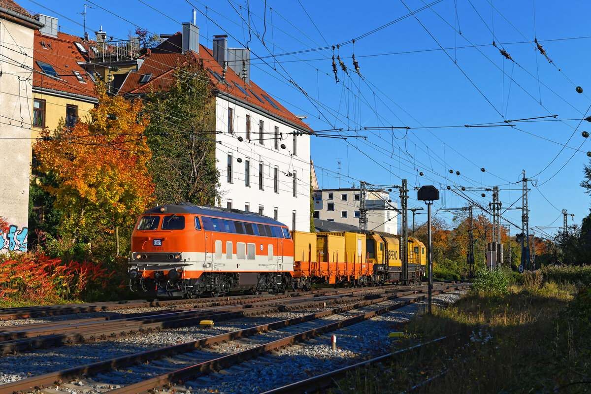 Die Eisenbahn-Betriebsgesellschaft Neckar-Schwarzwald-Alb versah die 218 117 im Herbst 2021 zur Freude der zahlreichen Fans dieser Baureihe mit der sogenannten CityBahn-Lackierung, die einige Maschinen des BW Hagen Mitte der 1980-er Jahre erhielten. Dies erfolgte für den Einsatz zwischen Köln und Gummersbach, bei dem die Bundesbahn damals ein attraktiveres Angebot im Nahverkehr mit modernisierten Silberlingen in der gleichen Farbgebung testete. Die Züge fuhren nach Takt und es gab auch ein gastronomisches Angebot. Die 218 117 wurde damals übrigens nicht umlackiert und war in Flensburg stationiert. Am 24. Oktober 2021 beförderte sie einen Schienenschleifzug einmal quer durch die Bundesrepublik. Von Garching an der Alz ging es nach Heide. Wenige Augenblicke, bevor die Schatten überhand nahmen, gelang mir noch eine Aufnahme, als das Schmuckstück in den Bahnhof München Süd einfuhr.  