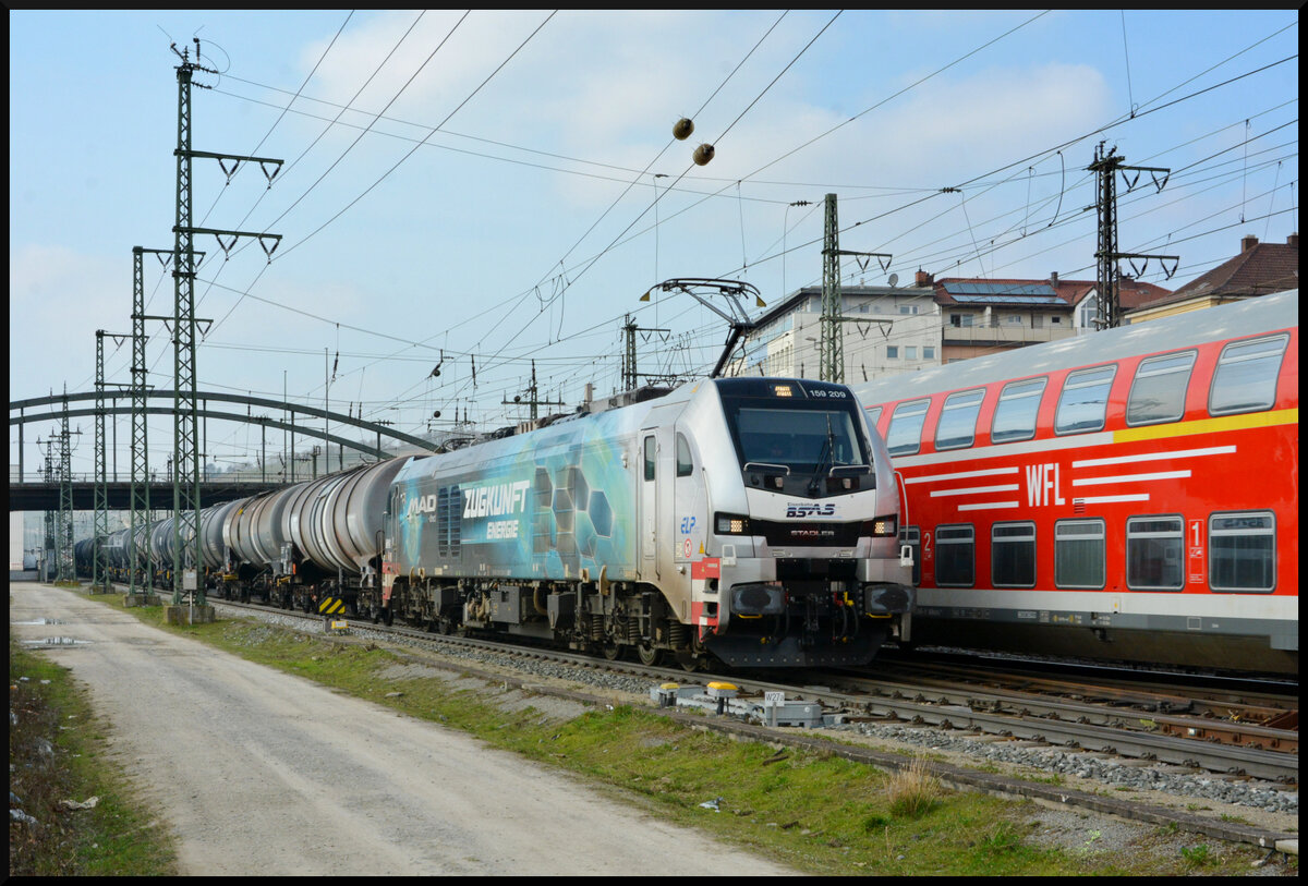 Die Eisenbahn BSAS 159 209-6 (ELP)  MAD Zukunft Energie  rollt am 29.02.2024 mit einem Kesselwagenzug südwärts durch Würzburg.