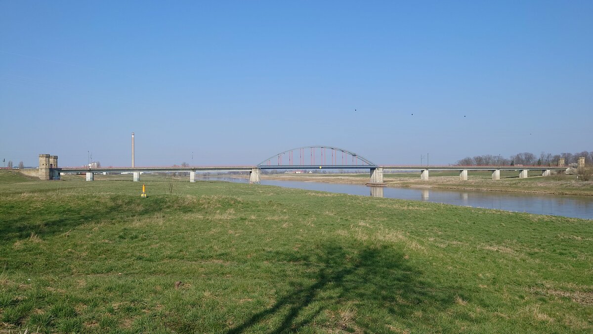 Die Eisenbahn-Elbebrücke Torgau am 24.3.22 auf der Stecke Halle (Saale) - Cottbus (6345) KBS 215